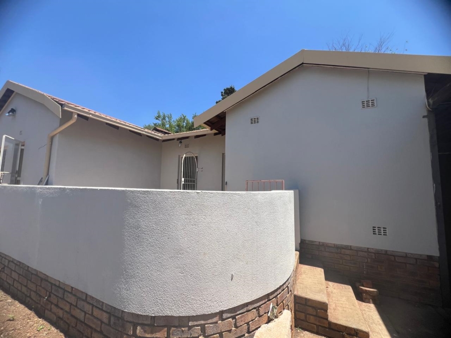 To Let 3 Bedroom Property for Rent in Glenvista Gauteng