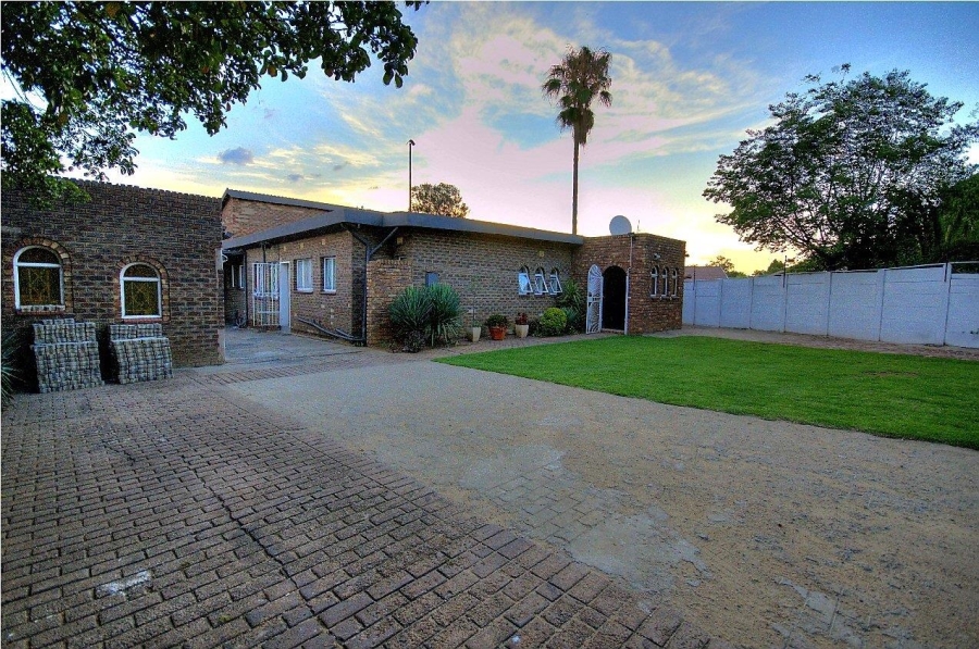 5 Bedroom Property for Sale in Brackendowns Gauteng