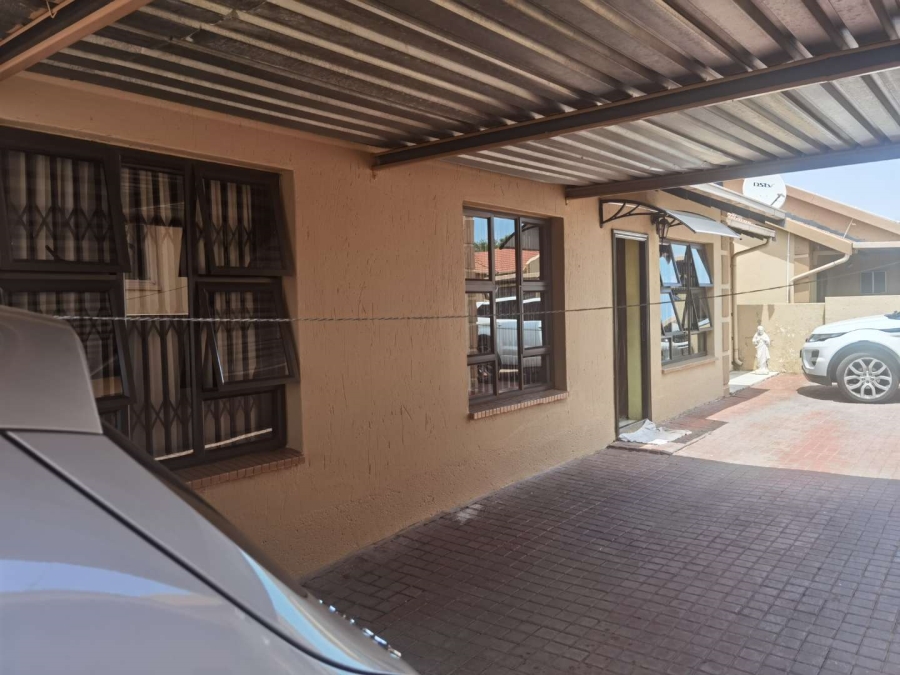 3 Bedroom Property for Sale in Birchleigh North Gauteng