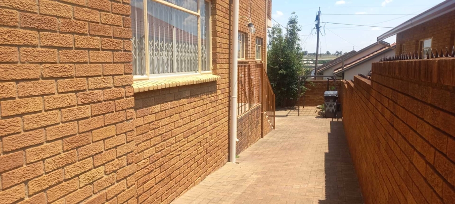 6 Bedroom Property for Sale in Diepkloof Gauteng