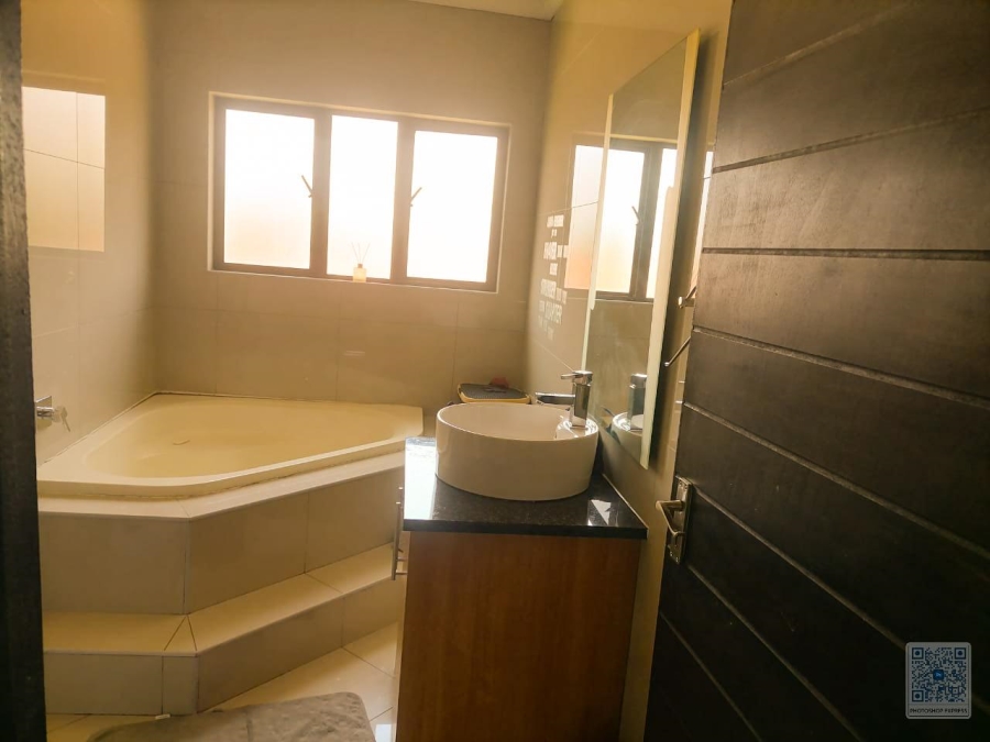 4 Bedroom Property for Sale in Thatchfield Close Gauteng