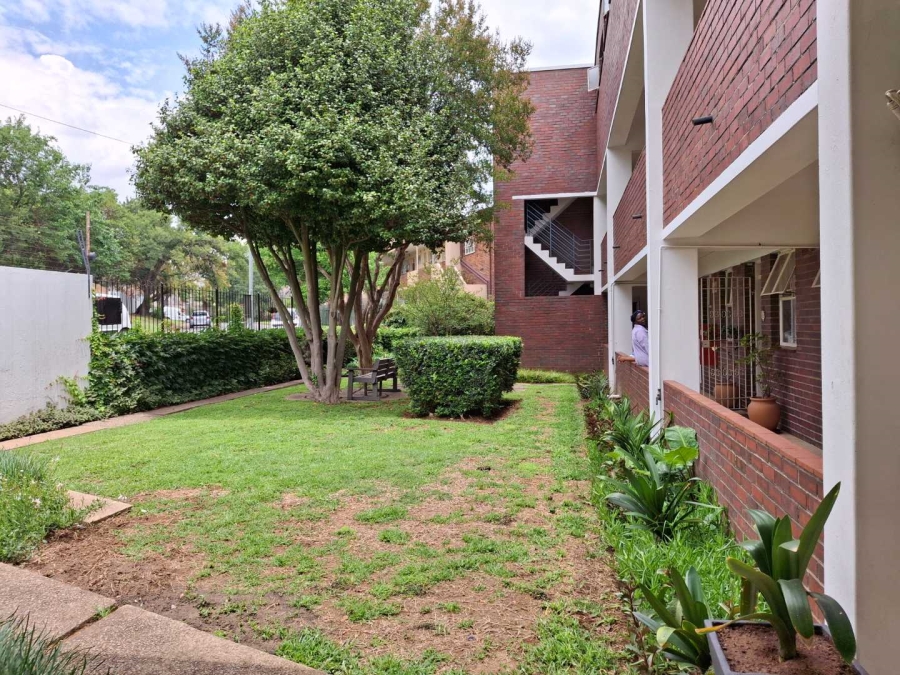 To Let 1 Bedroom Property for Rent in Waverley Gauteng