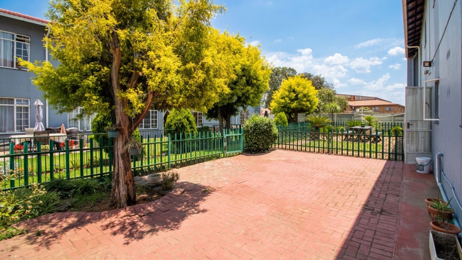 2 Bedroom Property for Sale in Beyerspark Gauteng