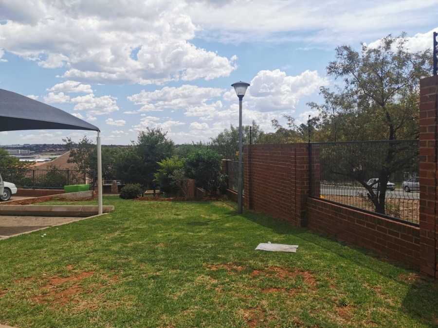 2 Bedroom Property for Sale in Die Hoewes Gauteng