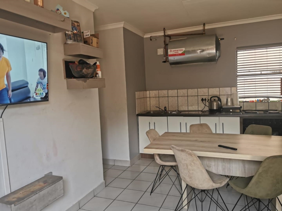 2 Bedroom Property for Sale in Die Hoewes Gauteng