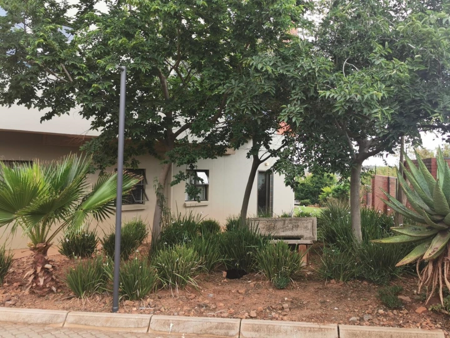 2 Bedroom Property for Sale in Die Hoewes Gauteng