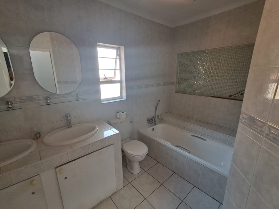 4 Bedroom Property for Sale in Glenvista Gauteng