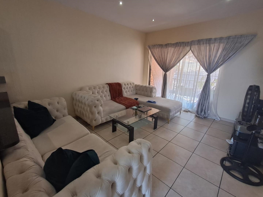 2 Bedroom Property for Sale in Mulbarton Gauteng