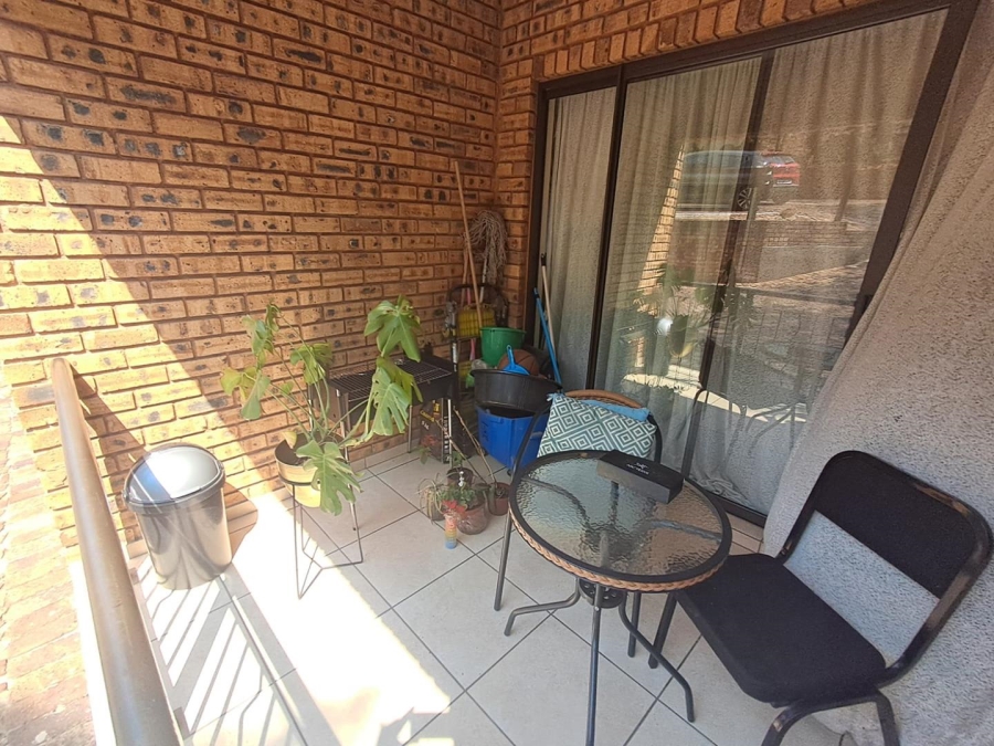 2 Bedroom Property for Sale in Mulbarton Gauteng