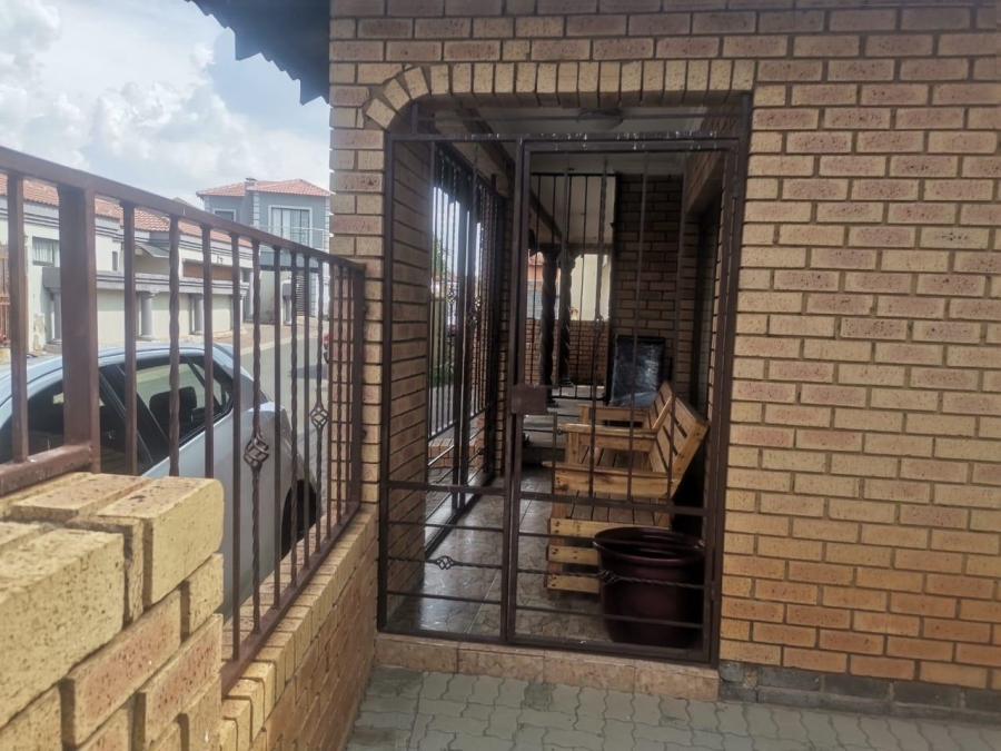 3 Bedroom Property for Sale in Commercia Gauteng