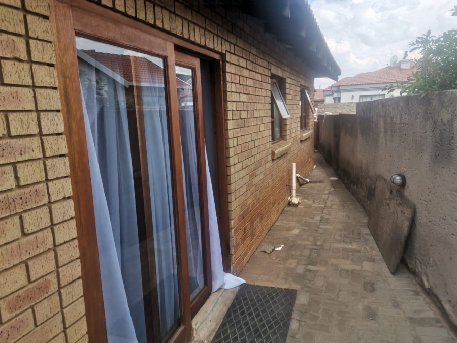 3 Bedroom Property for Sale in Commercia Gauteng