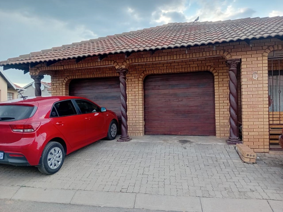 3 Bedroom Property for Sale in Commercia Gauteng