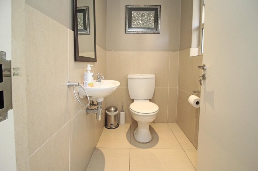 To Let 4 Bedroom Property for Rent in Oaklands Gauteng