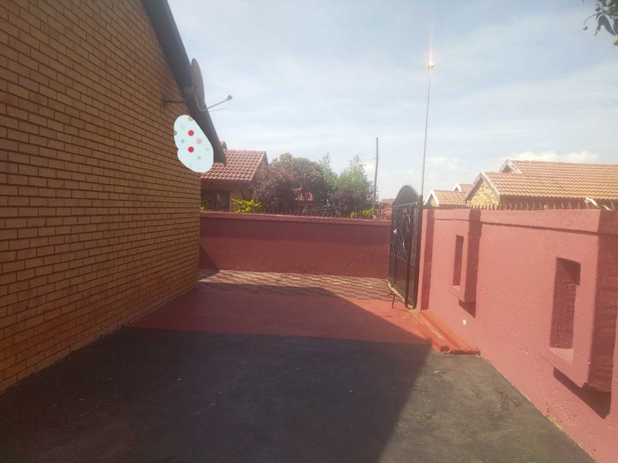 5 Bedroom Property for Sale in Soshanguve FF Gauteng