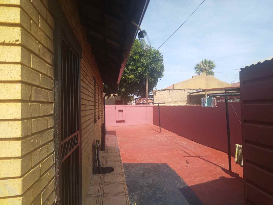 5 Bedroom Property for Sale in Soshanguve FF Gauteng