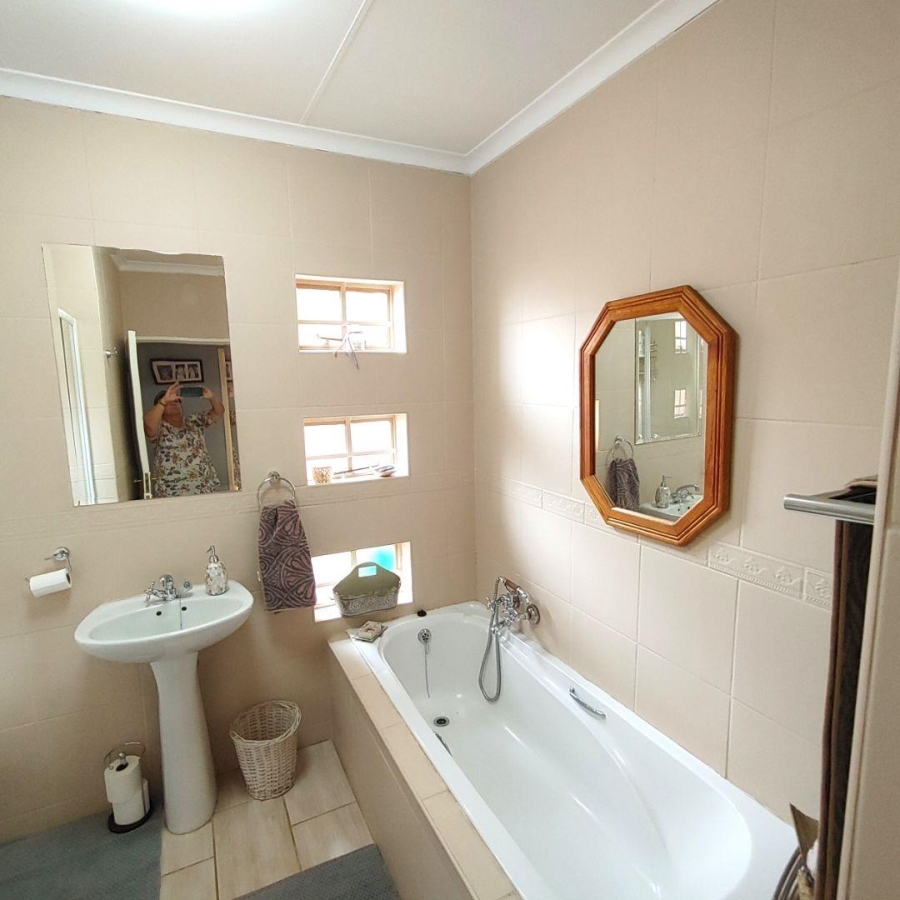 3 Bedroom Property for Sale in Amberfield Crest Estate Gauteng