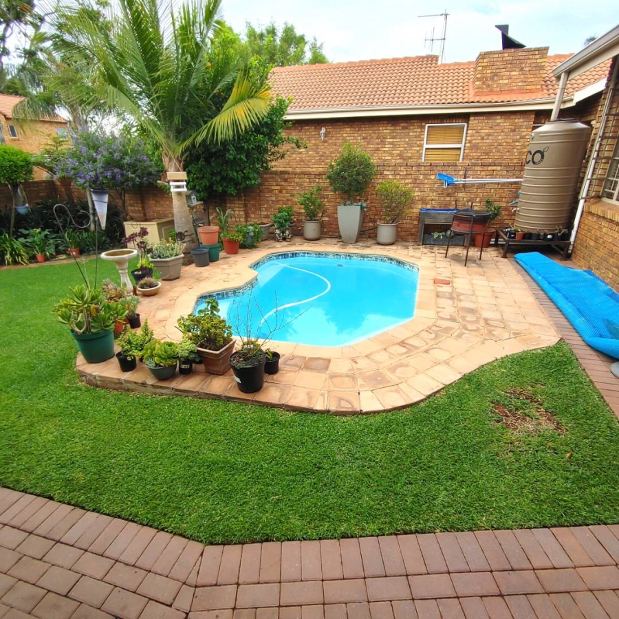 3 Bedroom Property for Sale in Amberfield Crest Estate Gauteng