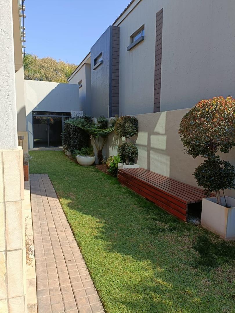 To Let 4 Bedroom Property for Rent in Waterkloof Gauteng