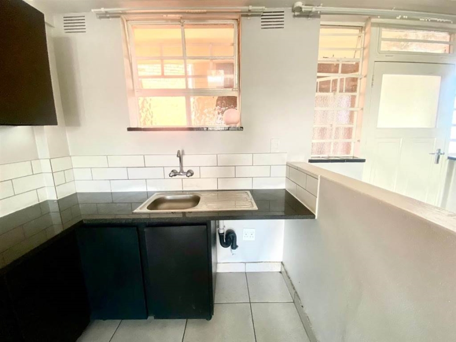 To Let 2 Bedroom Property for Rent in Rosettenville Gauteng