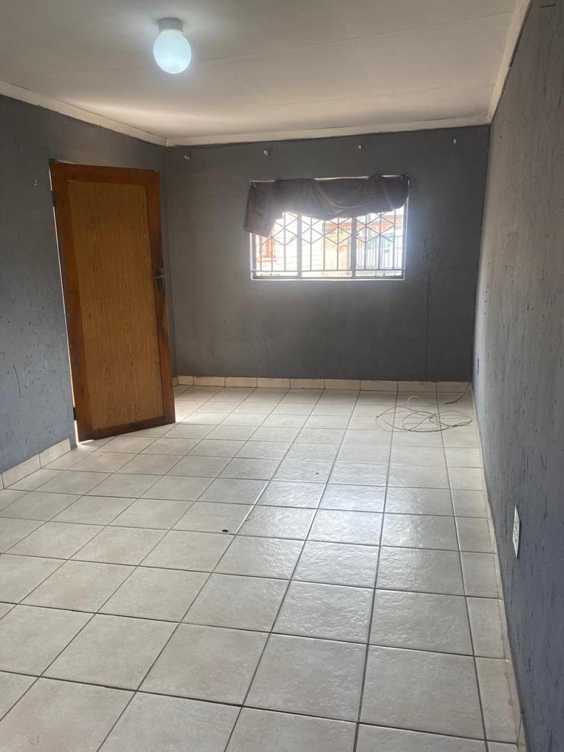 2 Bedroom Property for Sale in Senoane Gauteng