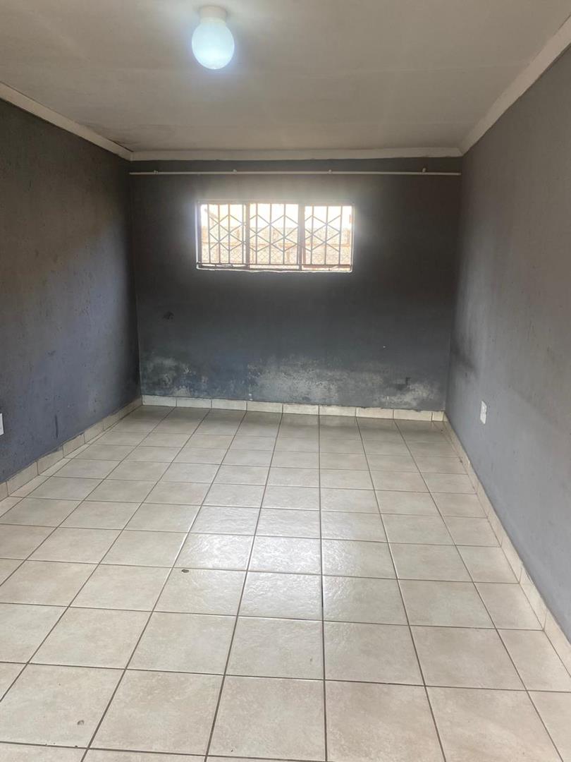 2 Bedroom Property for Sale in Senoane Gauteng