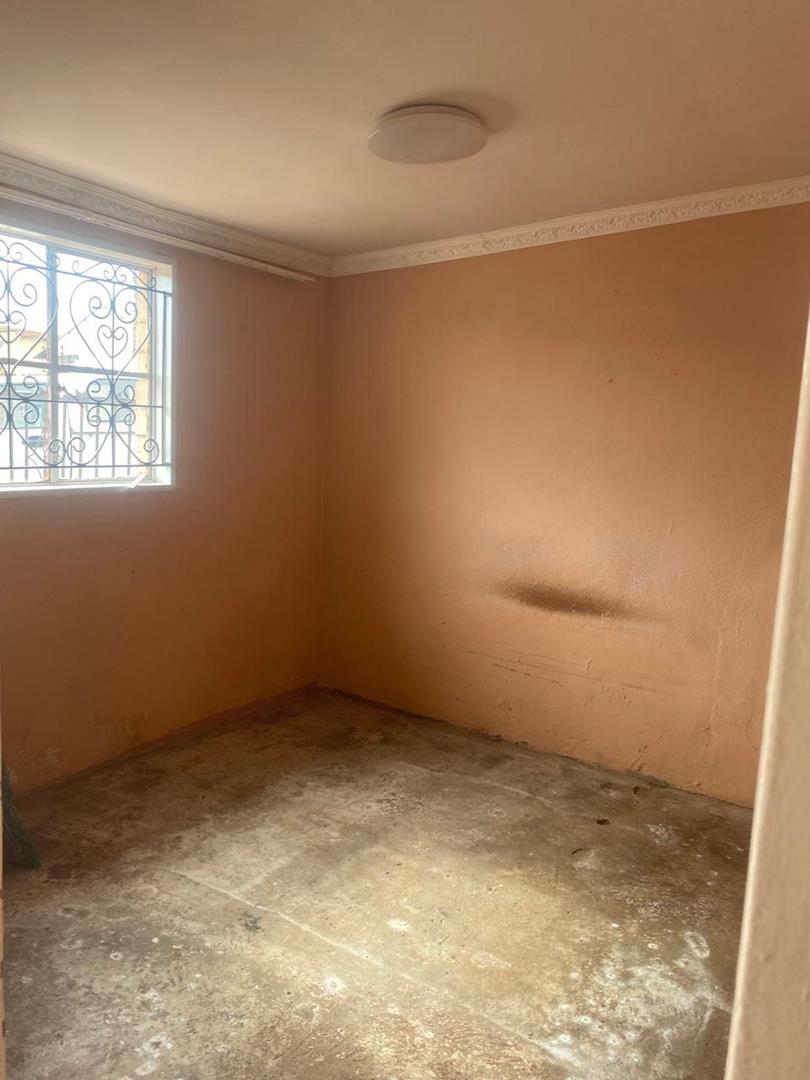 2 Bedroom Property for Sale in Senoane Gauteng