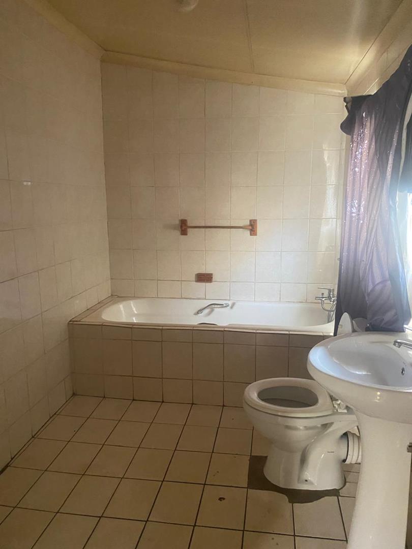 2 Bedroom Property for Sale in Senoane Gauteng