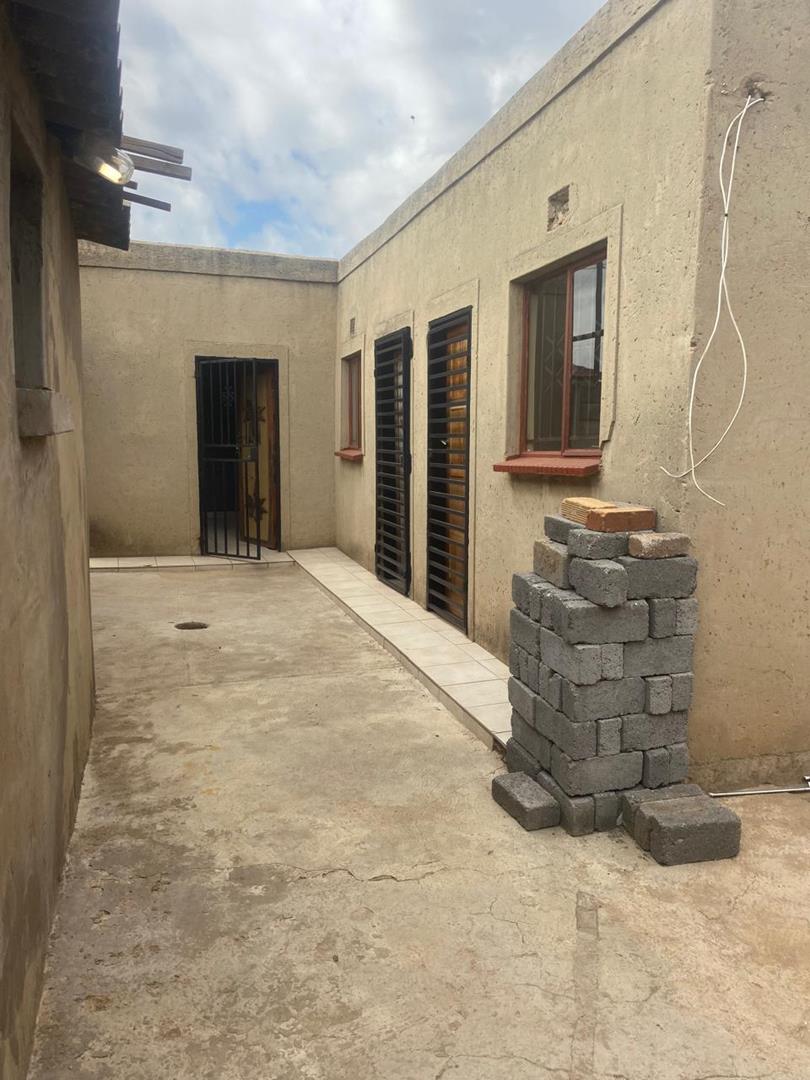 2 Bedroom Property for Sale in Senoane Gauteng