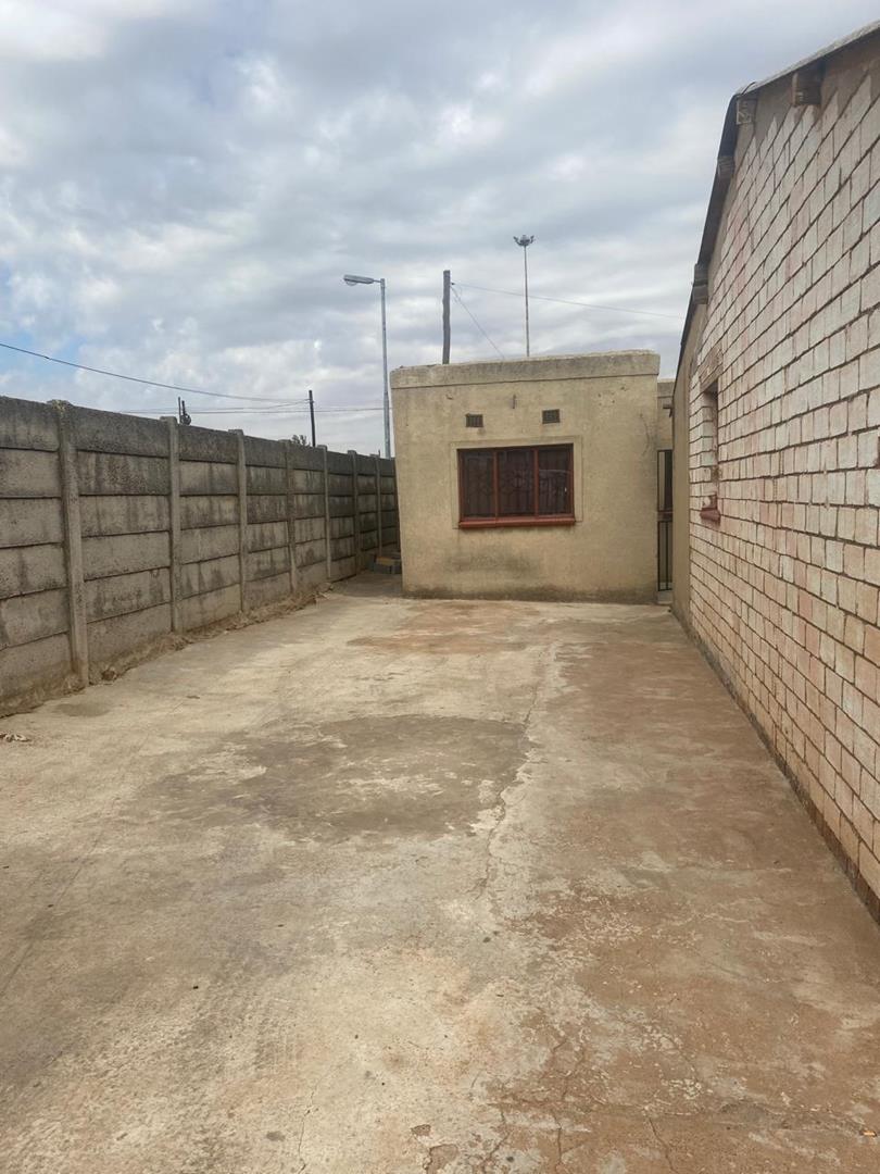 2 Bedroom Property for Sale in Senoane Gauteng