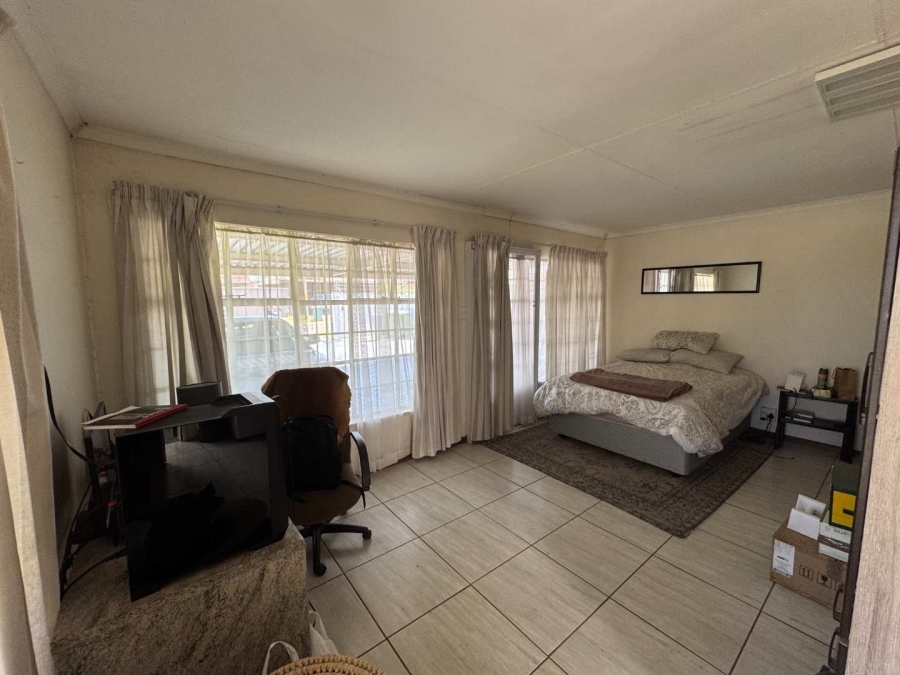 6 Bedroom Property for Sale in Brackendowns Gauteng