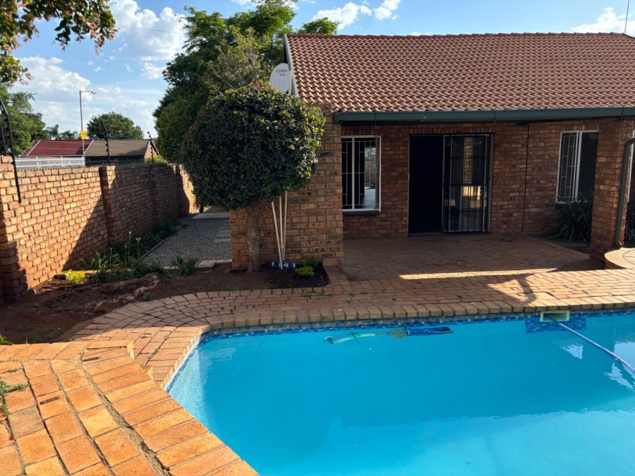 To Let 3 Bedroom Property for Rent in Faerie Glen Gauteng