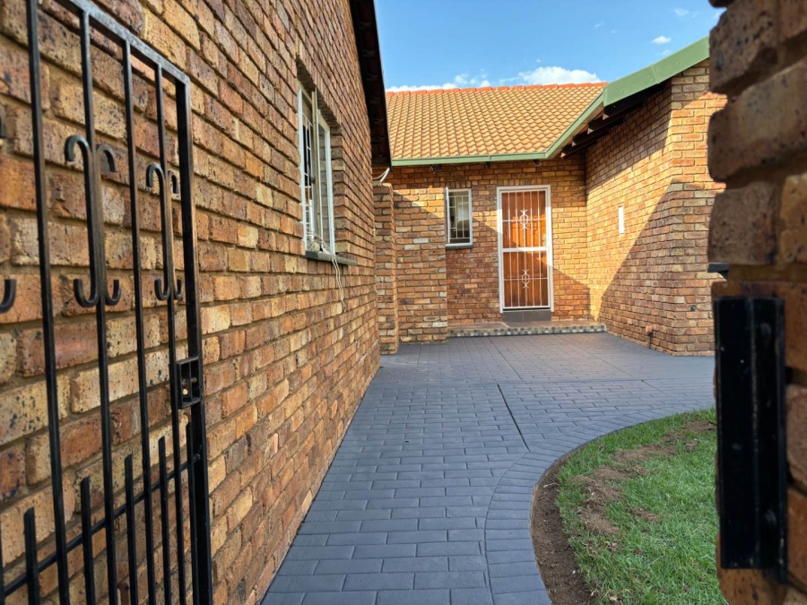 To Let 3 Bedroom Property for Rent in Faerie Glen Gauteng