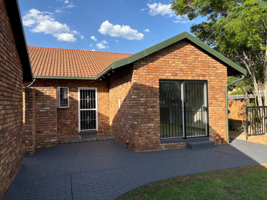 To Let 3 Bedroom Property for Rent in Faerie Glen Gauteng