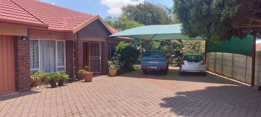 4 Bedroom Property for Sale in Birchleigh North Gauteng