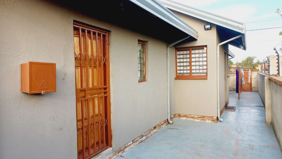 8 Bedroom Property for Sale in Daveyton Gauteng