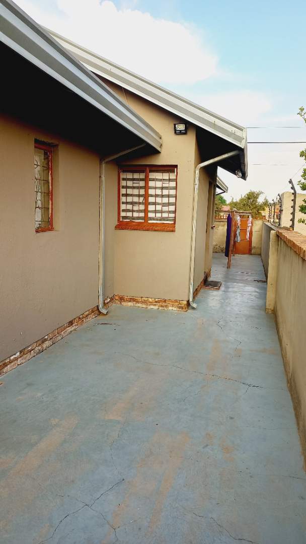 8 Bedroom Property for Sale in Daveyton Gauteng