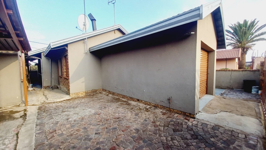 8 Bedroom Property for Sale in Daveyton Gauteng