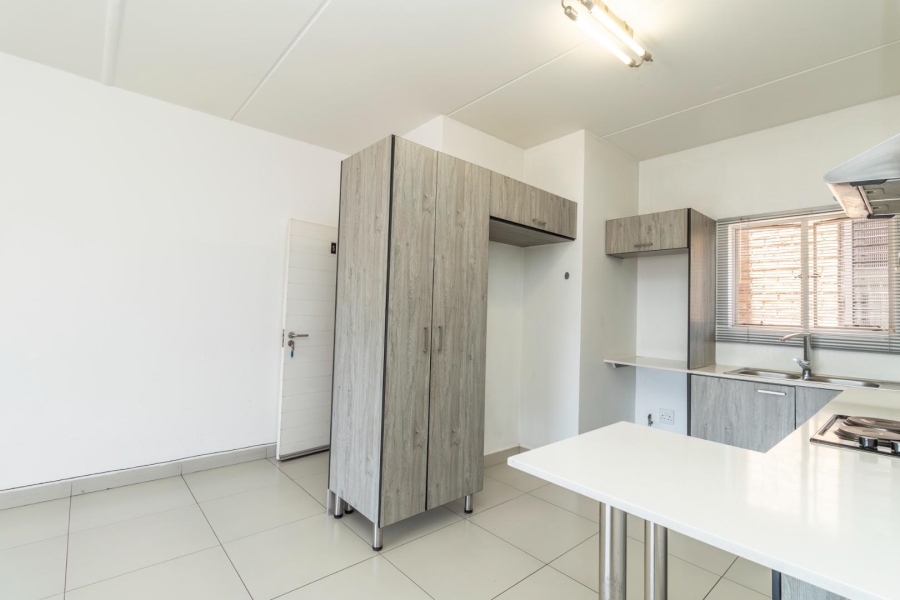 To Let 2 Bedroom Property for Rent in Magaliessig Gauteng