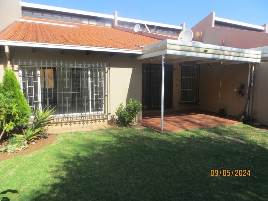 To Let 3 Bedroom Property for Rent in Die Hoewes Gauteng