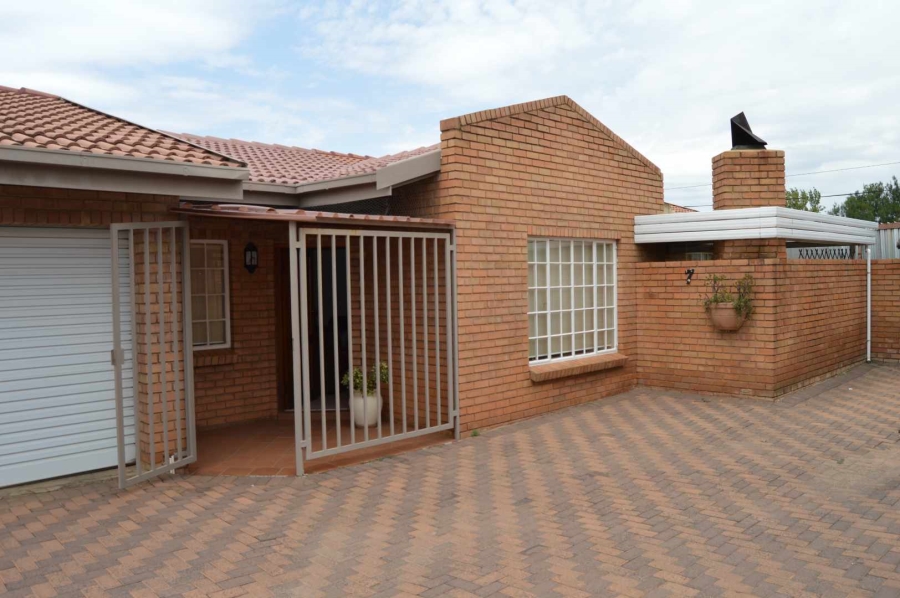 3 Bedroom Property for Sale in New Redruth Gauteng