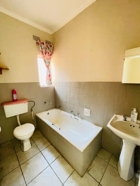 To Let 3 Bedroom Property for Rent in Verwoerdpark Gauteng