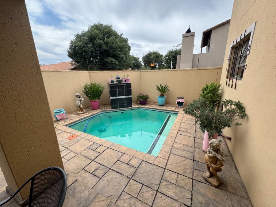 3 Bedroom Property for Sale in New Redruth Gauteng