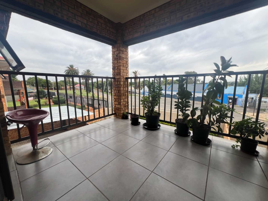 To Let 2 Bedroom Property for Rent in Florida Gauteng