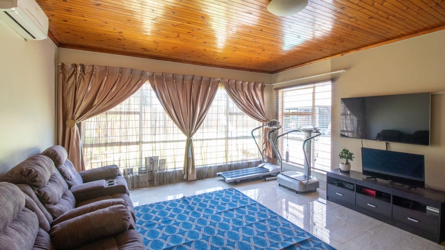 4 Bedroom Property for Sale in Lakefield Gauteng