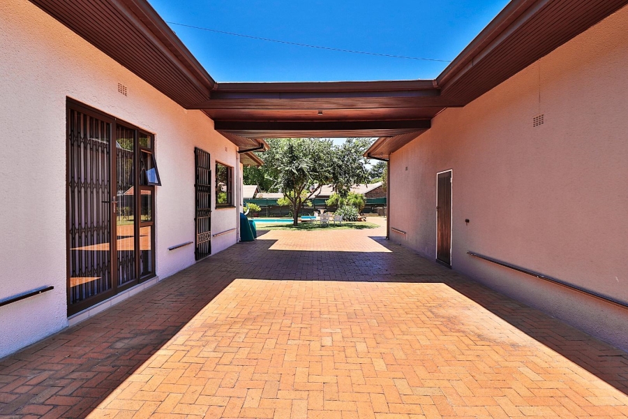 8 Bedroom Property for Sale in Lakefield Gauteng