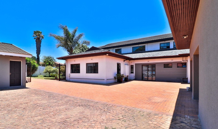 8 Bedroom Property for Sale in Lakefield Gauteng