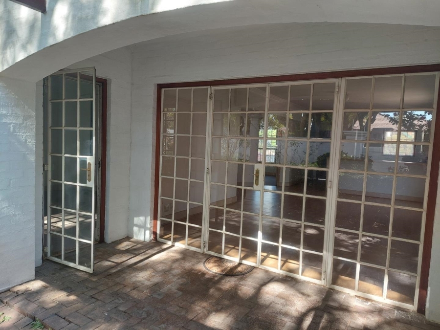 To Let 2 Bedroom Property for Rent in Saxonwold Gauteng