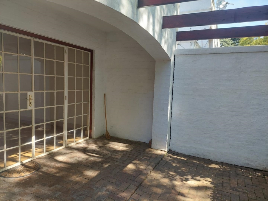 To Let 2 Bedroom Property for Rent in Saxonwold Gauteng