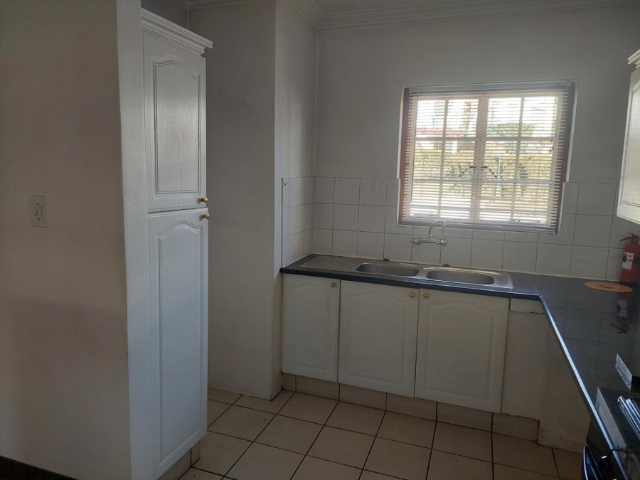 To Let 2 Bedroom Property for Rent in Saxonwold Gauteng