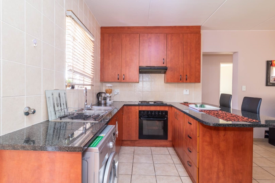 To Let 2 Bedroom Property for Rent in Strubensvallei Gauteng